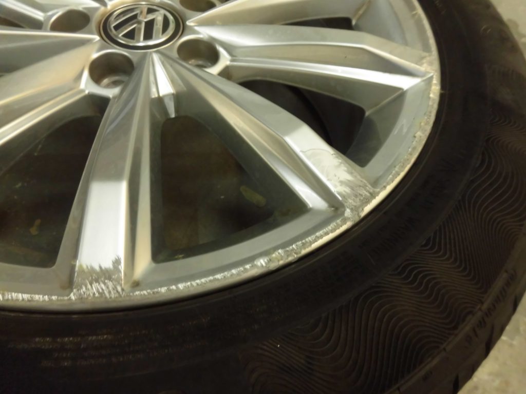 日野市　VWシルバー塗装ホイール傷修理