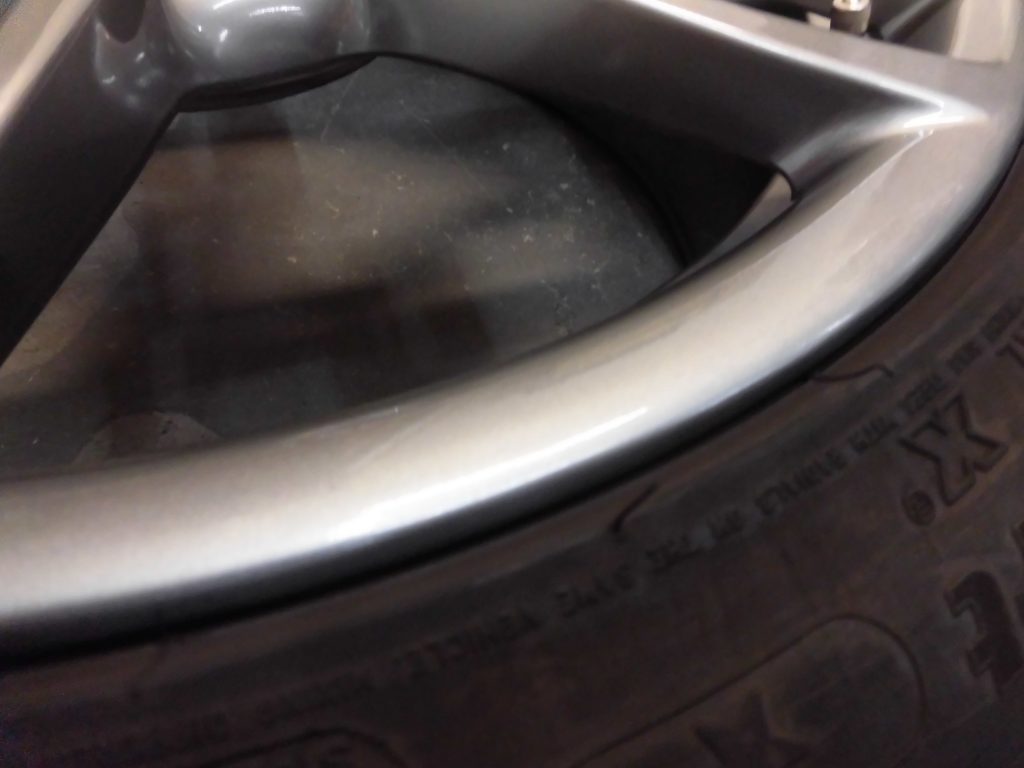 八王子市　BMWガンメタ塗装ホイール傷修理