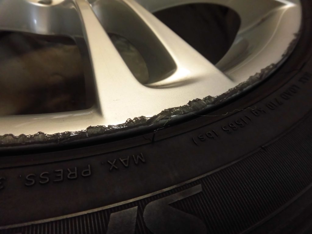 青梅市　BMWシルバー塗装ホイール傷修理