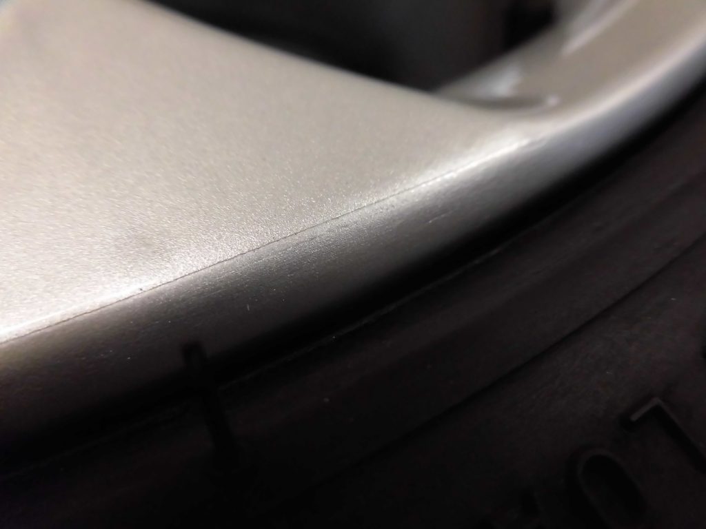 立川市のお客様　VWシルバー塗装ホイール傷修理