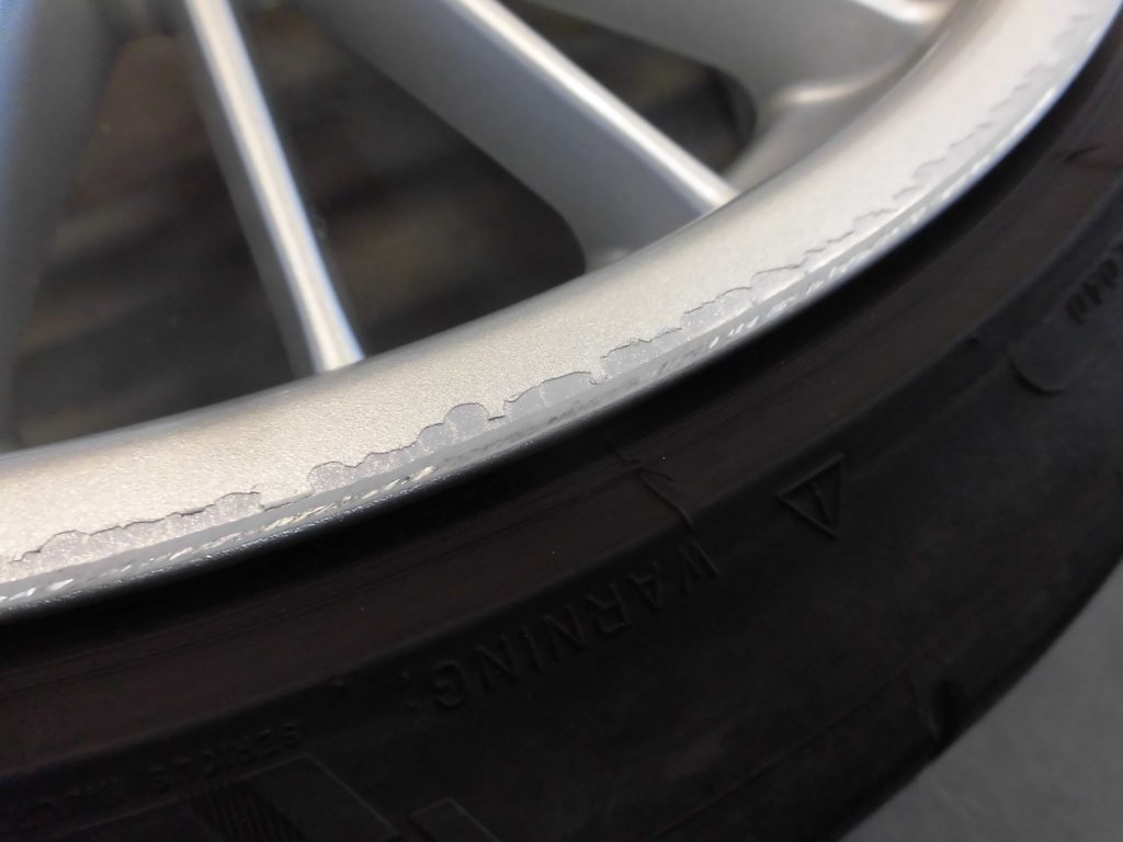 あきる野市　BMWシルバー塗装ホイール傷修理