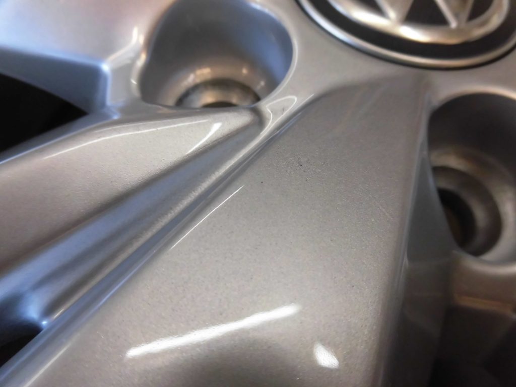 八王子市　VWシルバー塗装ホイール傷修理