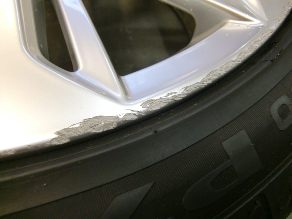 昭島市　VWシルバー塗装ホイール傷修理