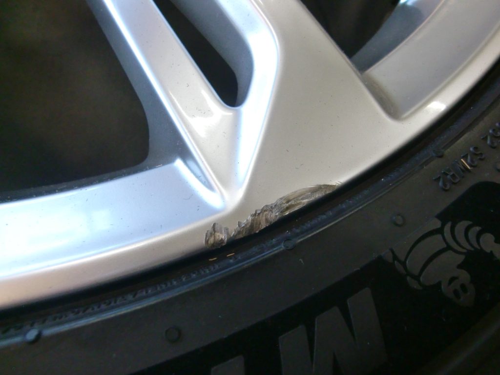 八王子市　VWシルバー塗装ホイール傷修理