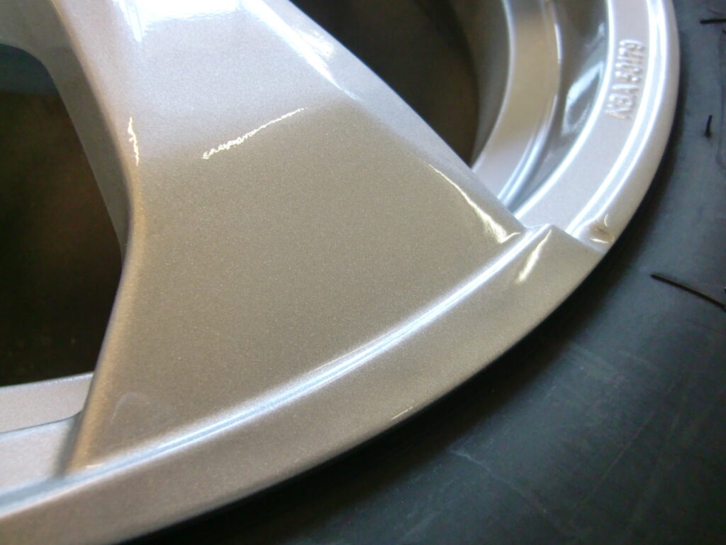 青梅市　VWシルバー塗装ホイール傷修理