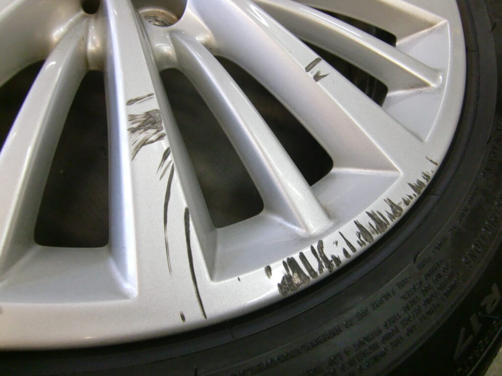立川市　BMWシルバー塗装ホイール傷修理