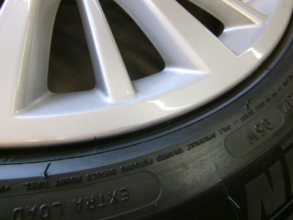 立川市　BMWシルバー塗装ホイール傷修理