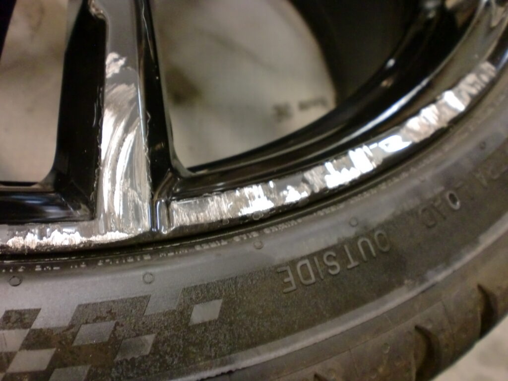 昭島市　BMWブラック塗装ホイール傷修理