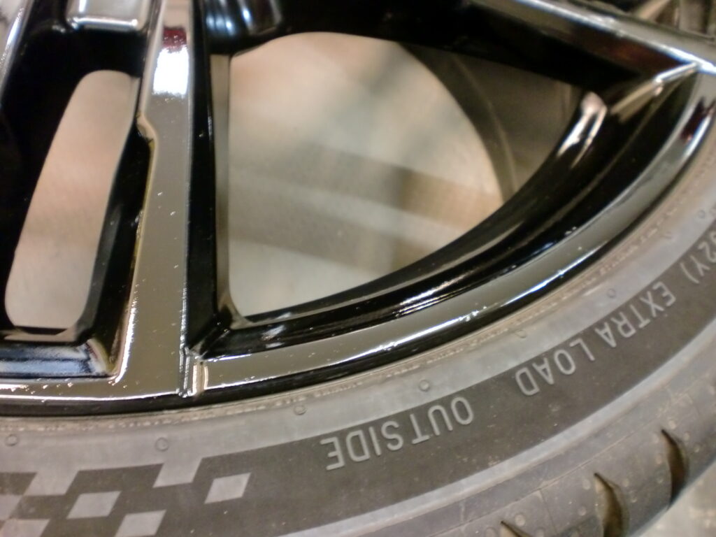 昭島市　BMWブラック塗装ホイール傷修理