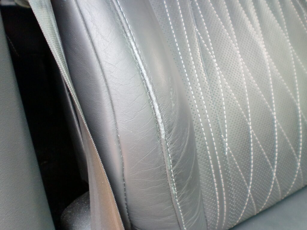 羽村市　レザーシート擦れ修理