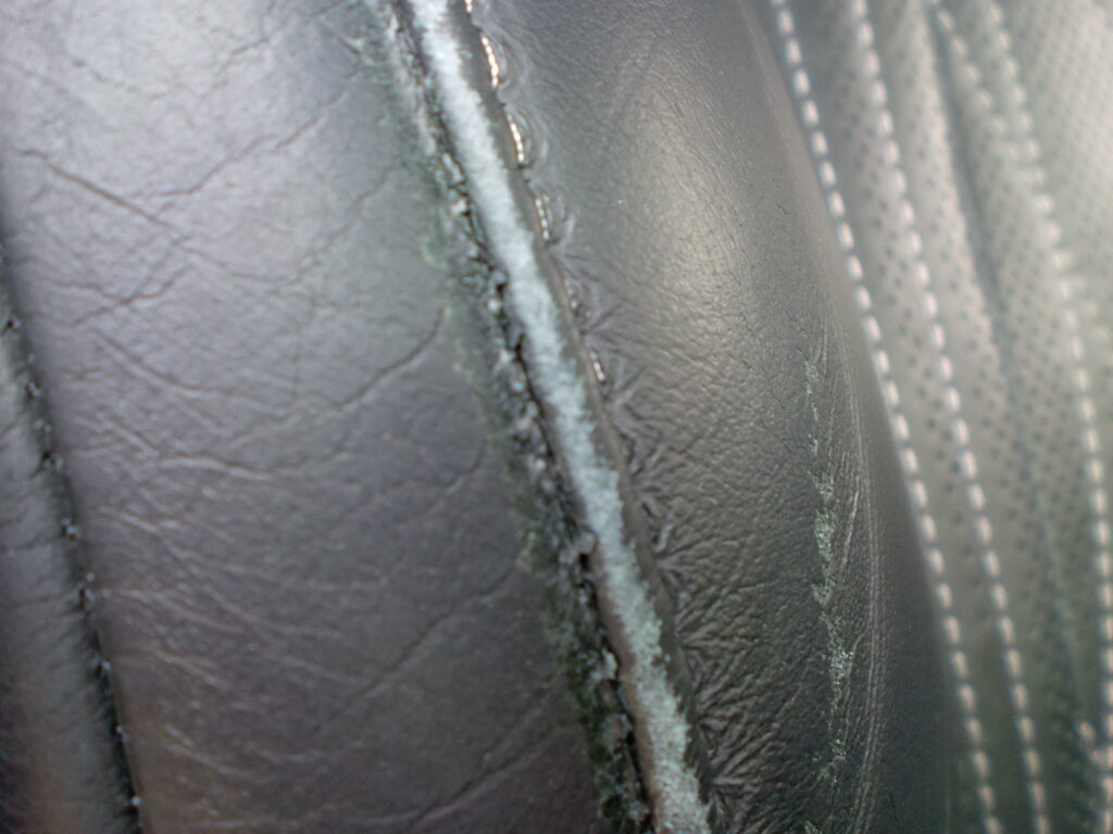 羽村市　レザーシート擦れ修理