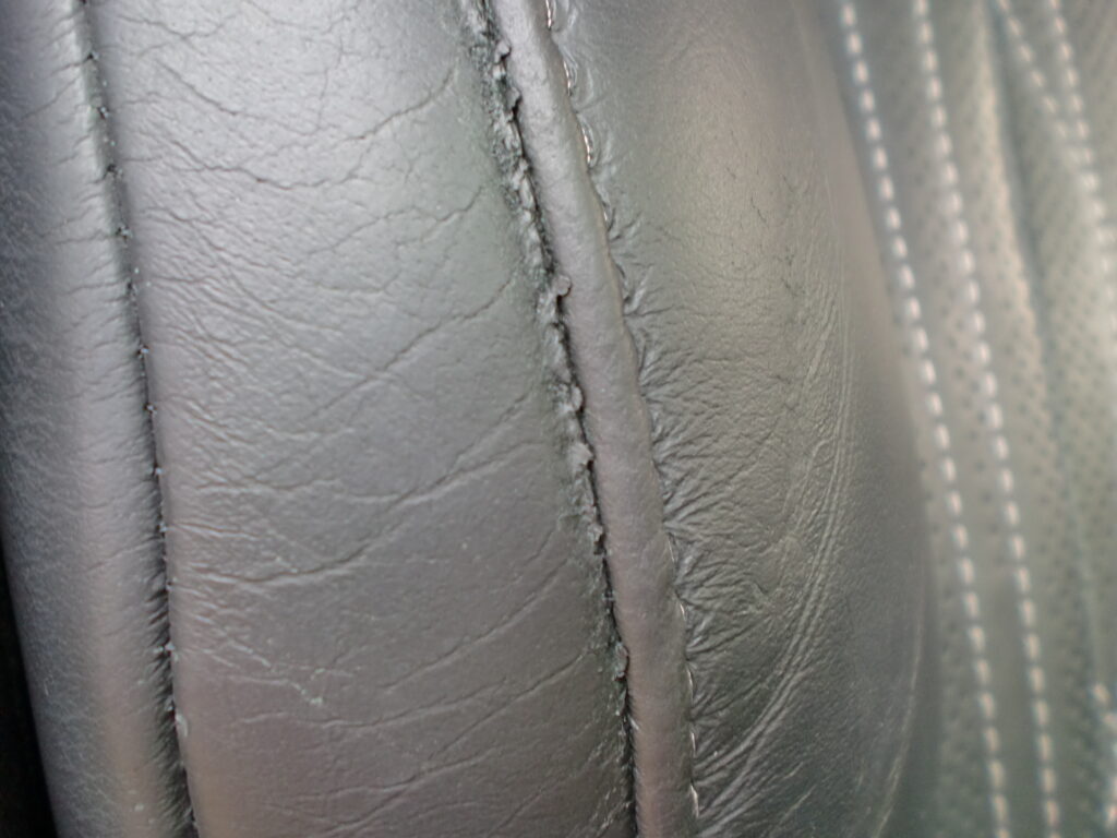 羽村市　レザーシート擦れ修理