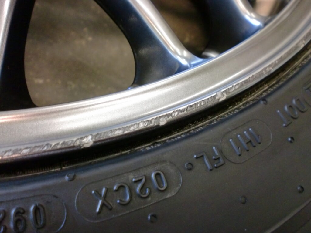 三鷹市 ハイパーシルバーホイール傷修理