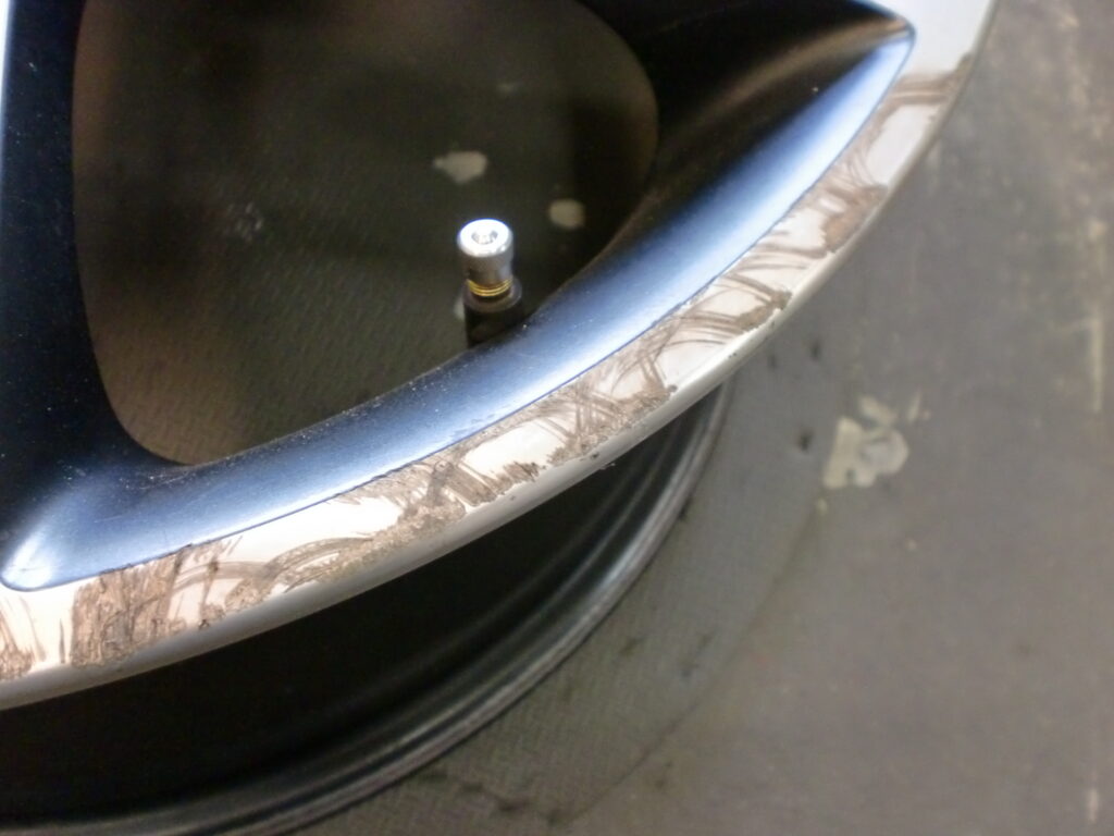 青梅市　MINIポリッシュホイール傷修理