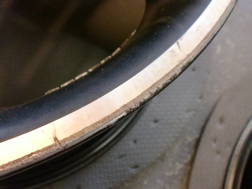 青梅市　MINIポリッシュホイール傷修理