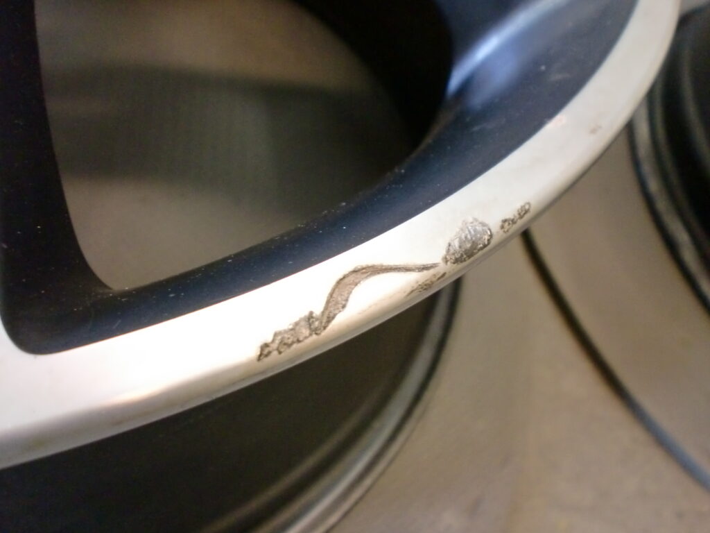 青梅市　MINIポリッシュホイール傷修理