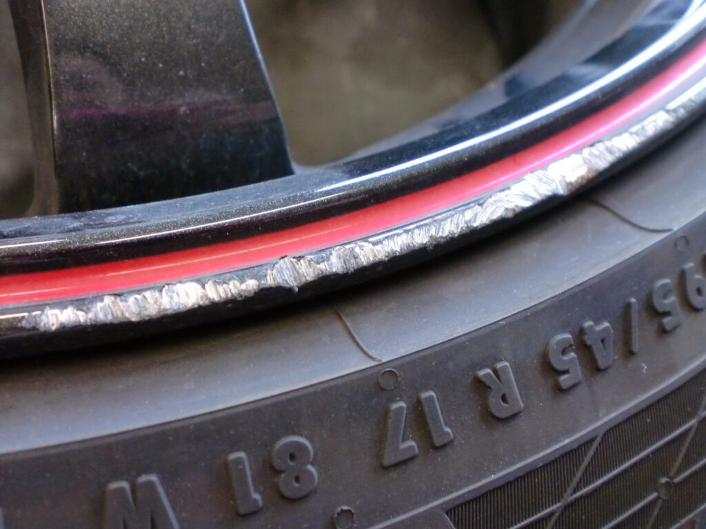 あきる野市　ブラック塗装ホイール傷修理