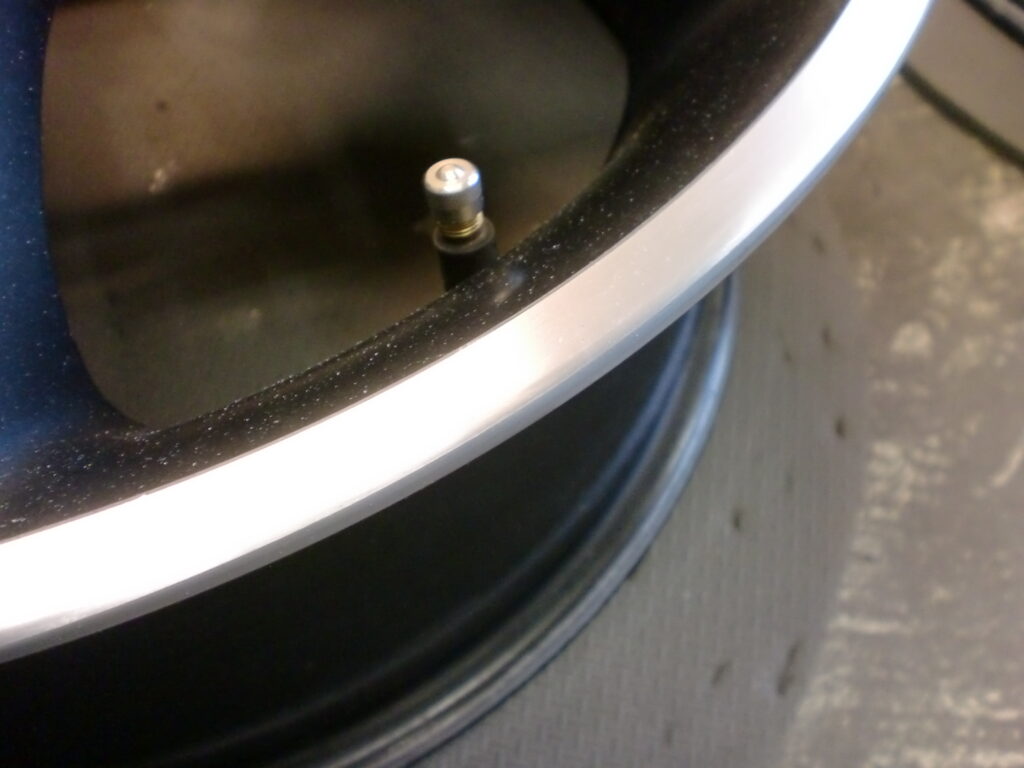 青梅市　MINIポリッシュホイール傷修理