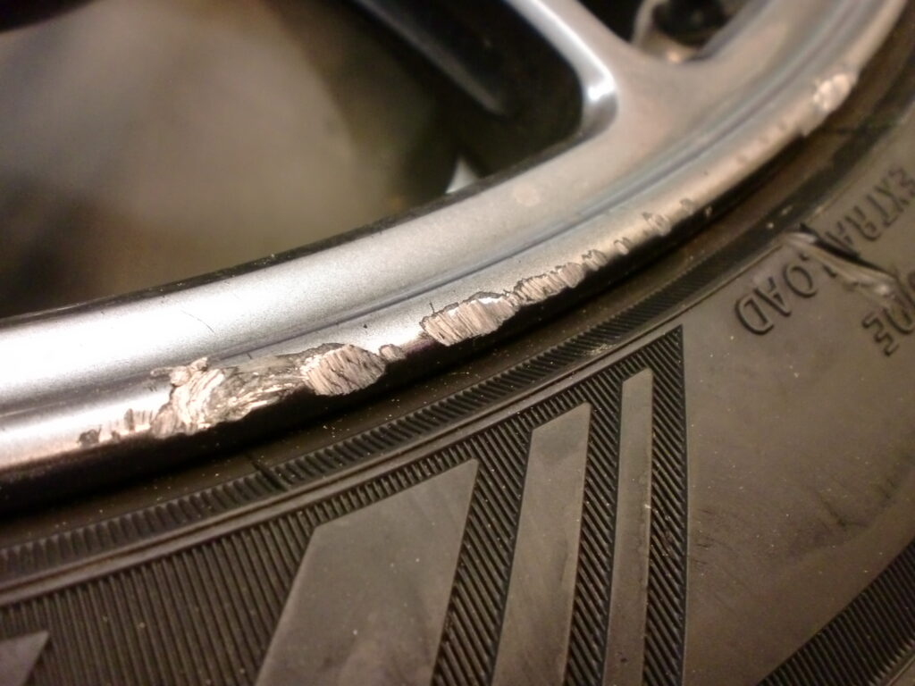 所沢市 ハイパーシルバーホイール傷修理