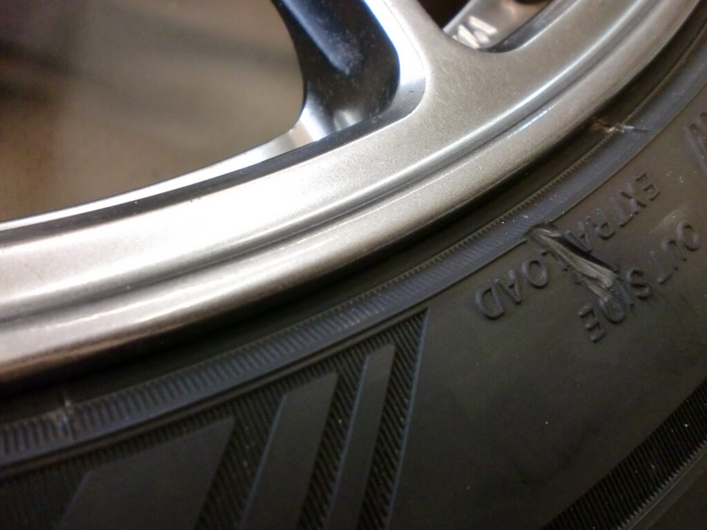 所沢市 ハイパーシルバーホイール傷修理