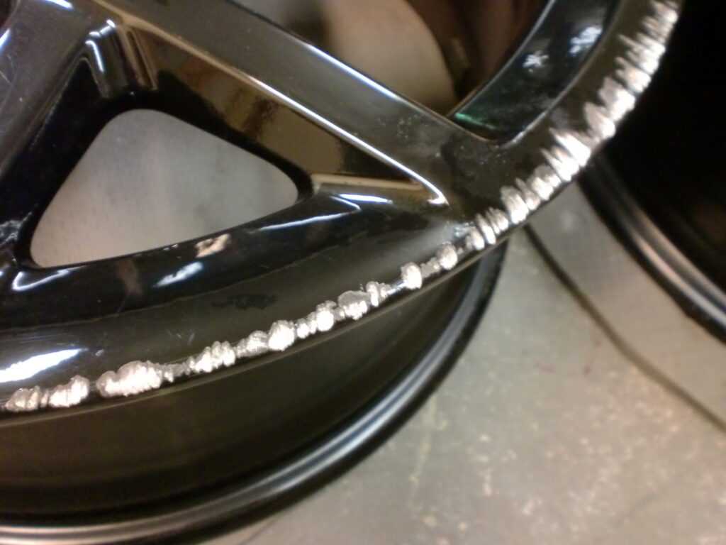 あきる野市 ブラック塗装ホイール傷修理