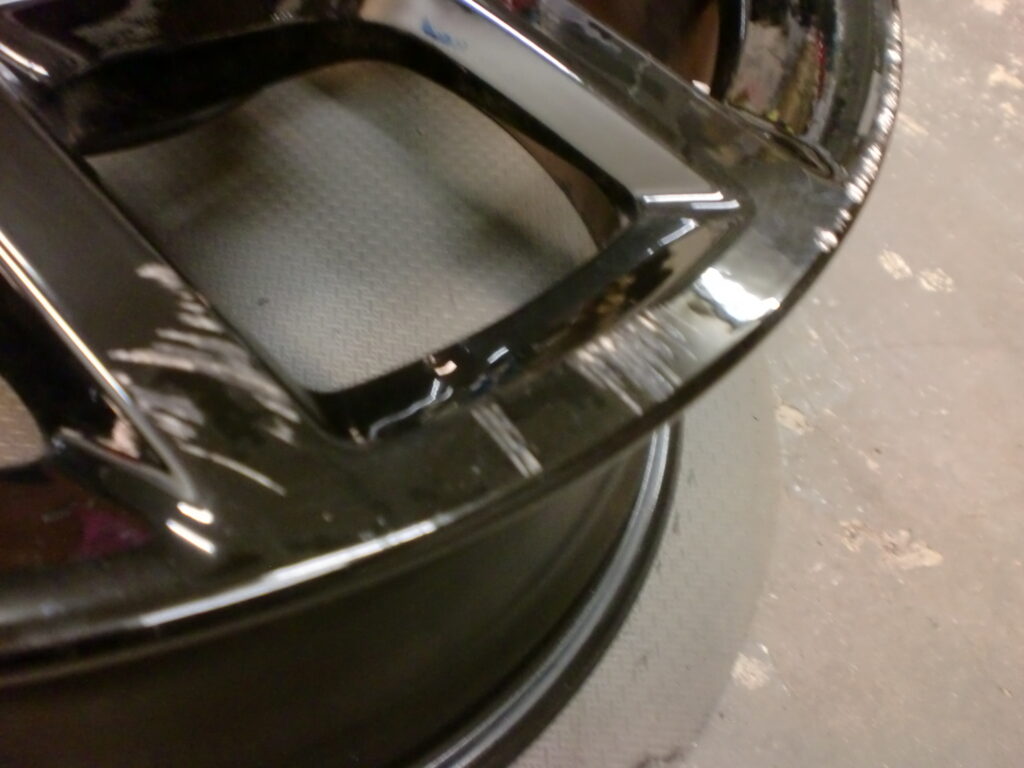 あきる野市 ブラック塗装ホイール傷修理