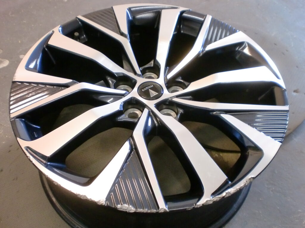 飯能市　ポリッシュツートンホイール傷修理