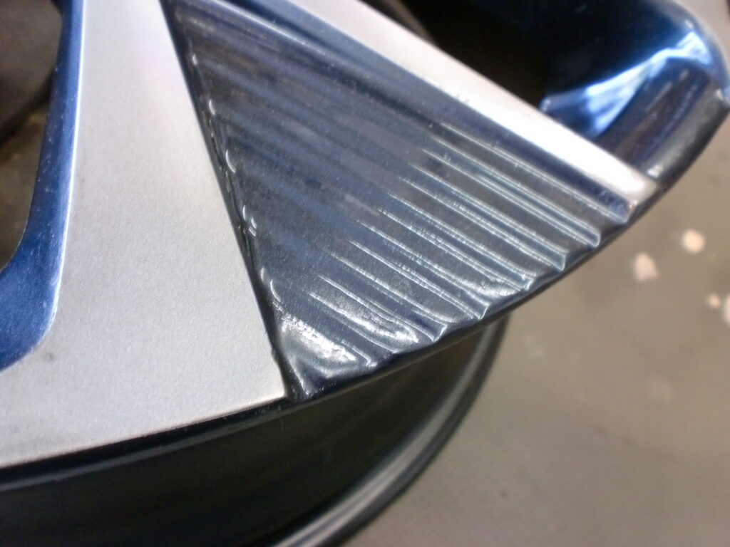 飯能市　ポリッシュツートンホイール傷修理