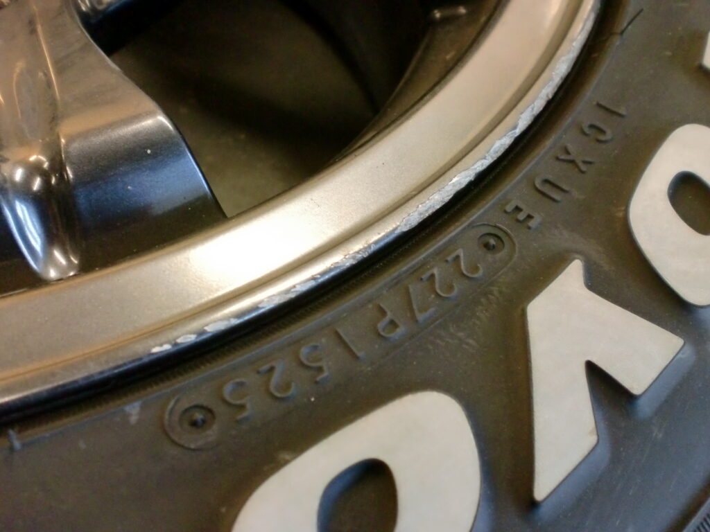 八王子市 ハイパーシルバーホイール傷修理