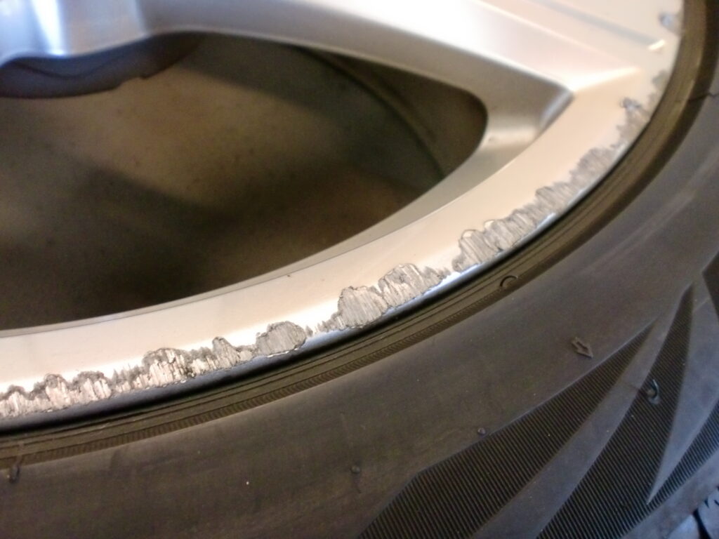 福生市 シルバー塗装ホイール傷修理