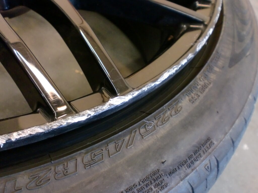 昭島市　ブラック塗装ホイール傷修理