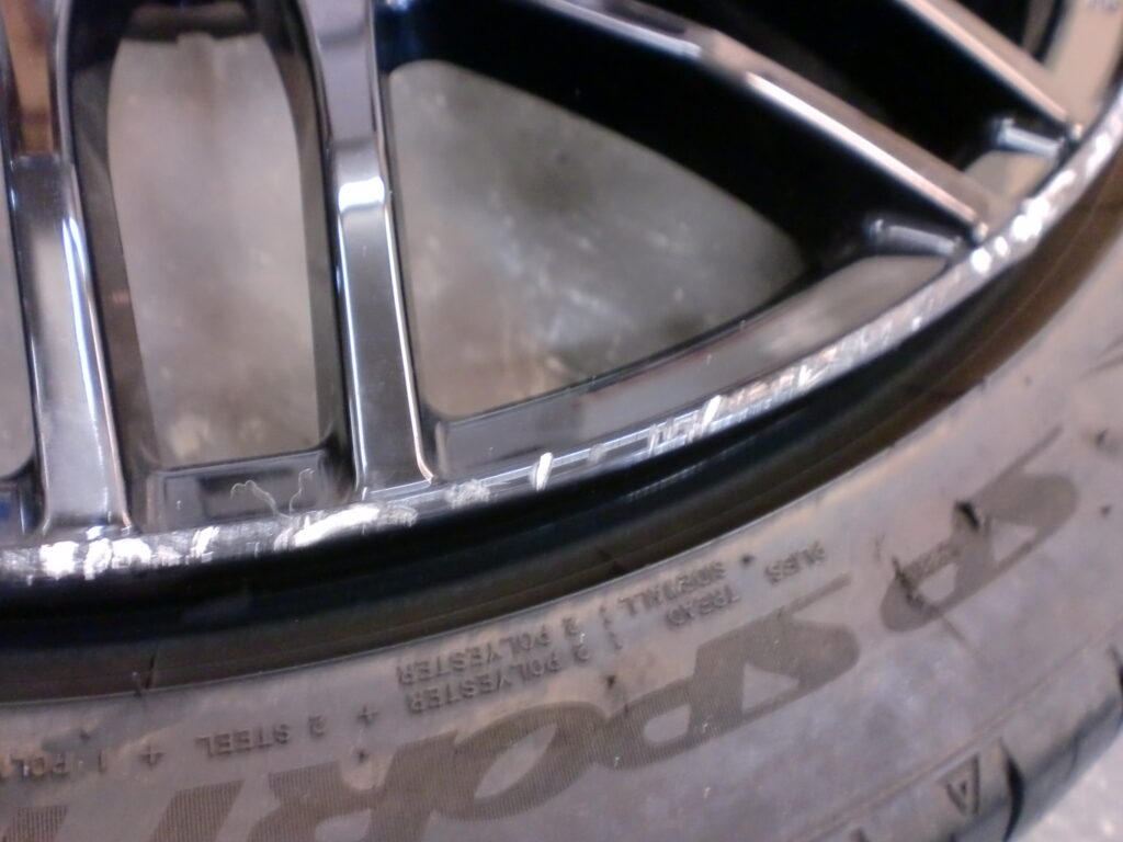 昭島市　ブラック塗装ホイール傷修理