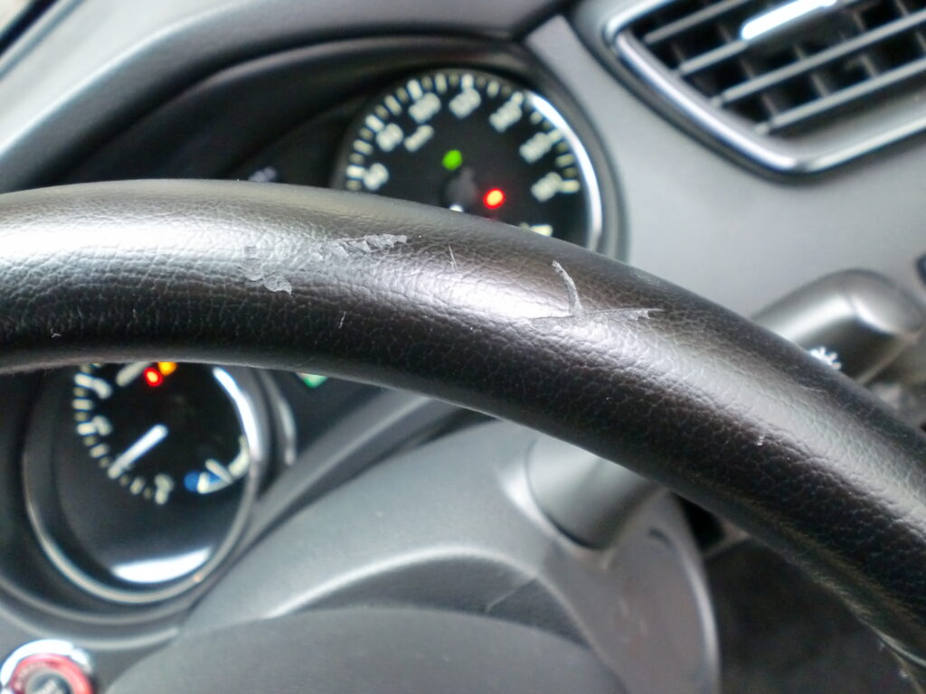 府中市 レザーステアリング傷修理