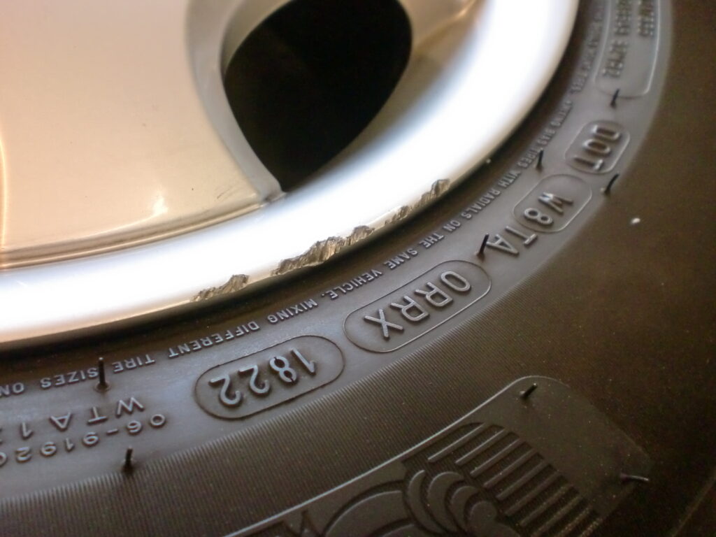 所沢市 シルバー塗装ホイール傷修理