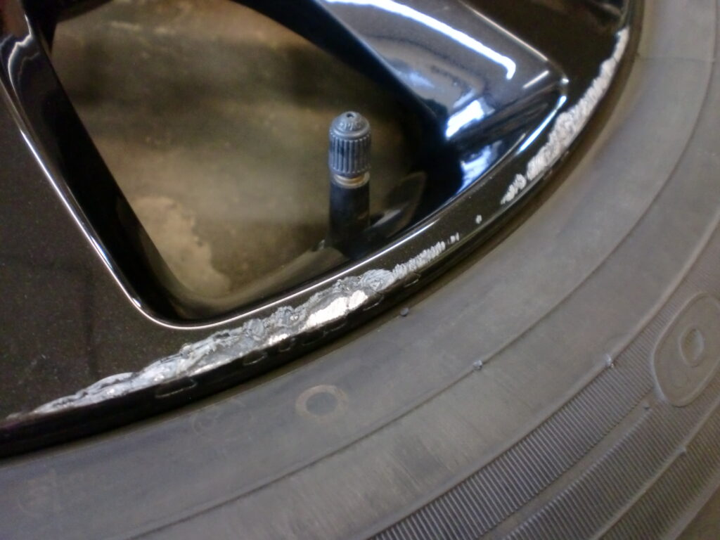 昭島市　ブラック塗装ホイール傷修理