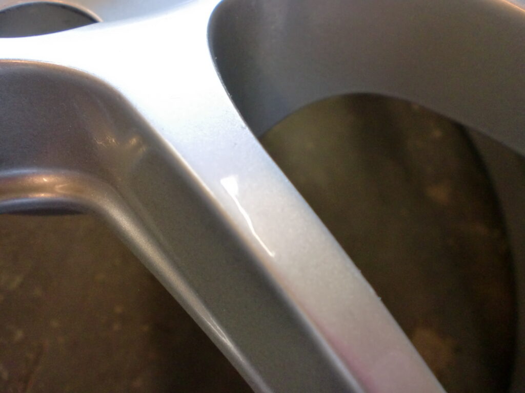 八王子市　シルバー塗装ホイール傷修理