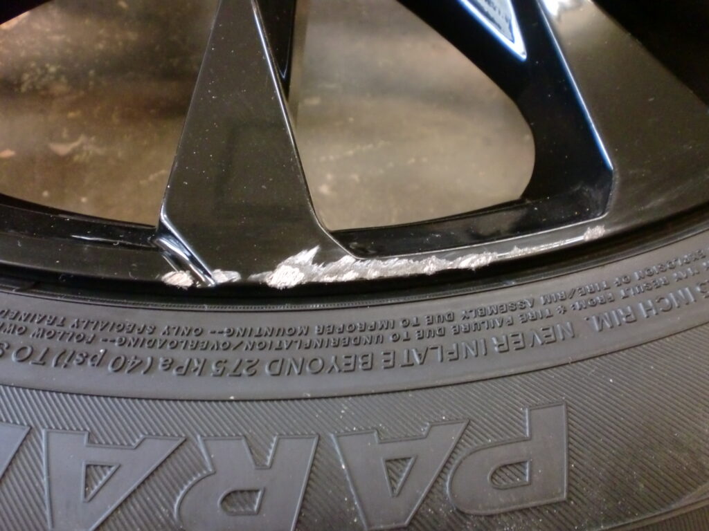 八王子市 ブラック塗装ホイール傷修理