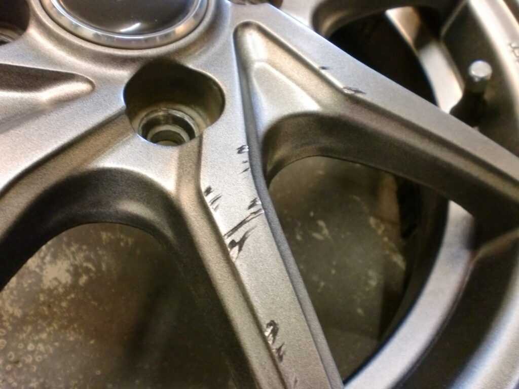 昭島市 シルバー塗装ホイール傷修理