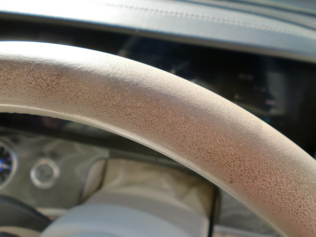 八王子市 レザーステアリング擦れ修理