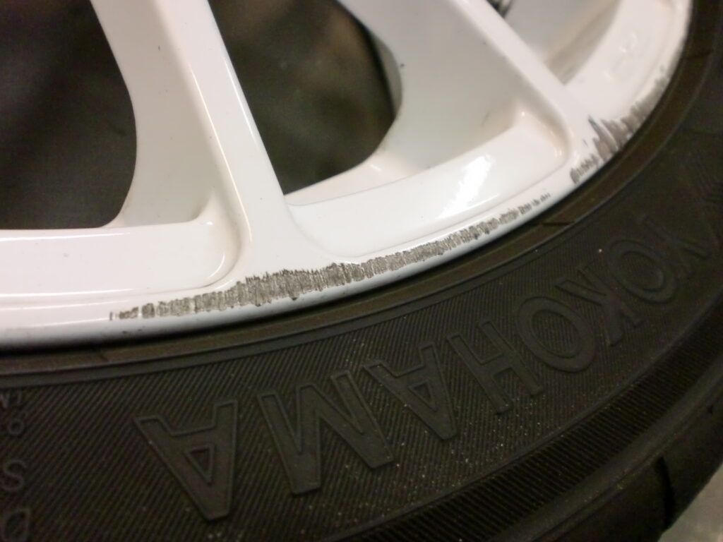 羽村市　ホワイト塗装ホイール傷修理