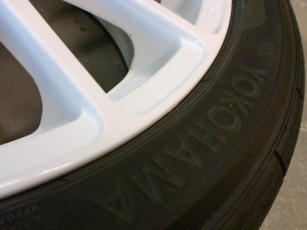 羽村市　ホワイト塗装ホイール傷修理