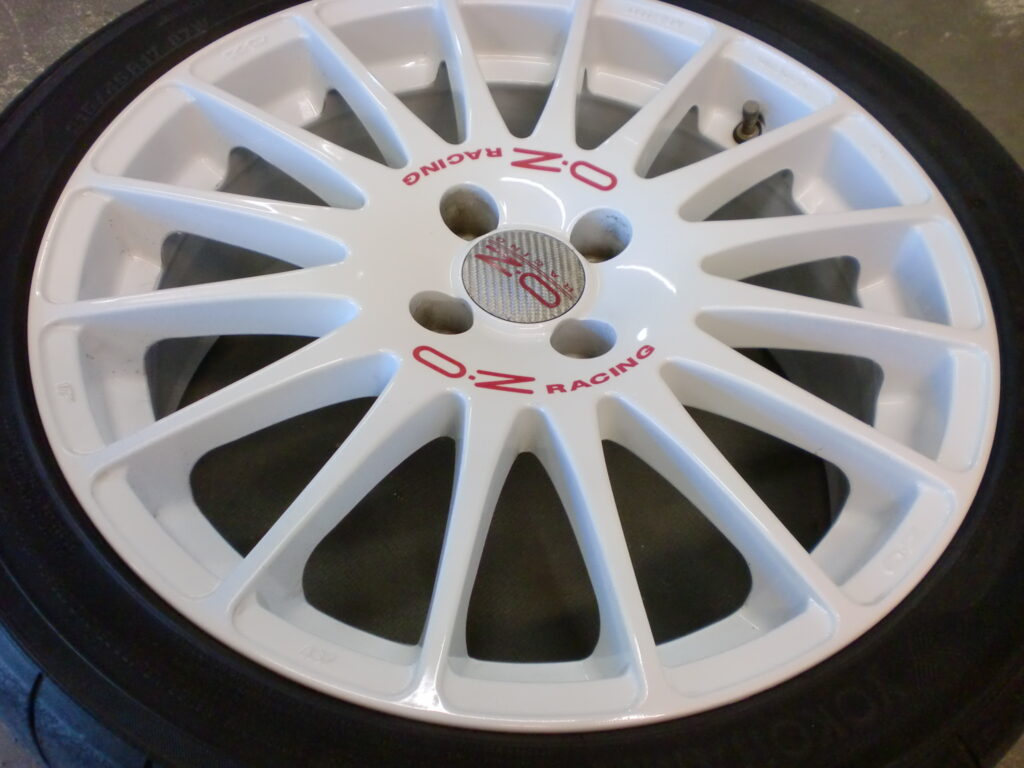 羽村市　ホワイト塗装ホイール傷修理