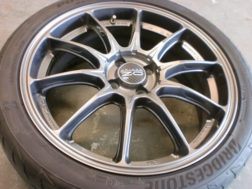 八王子市　ガンメタ塗装ホイール傷修理