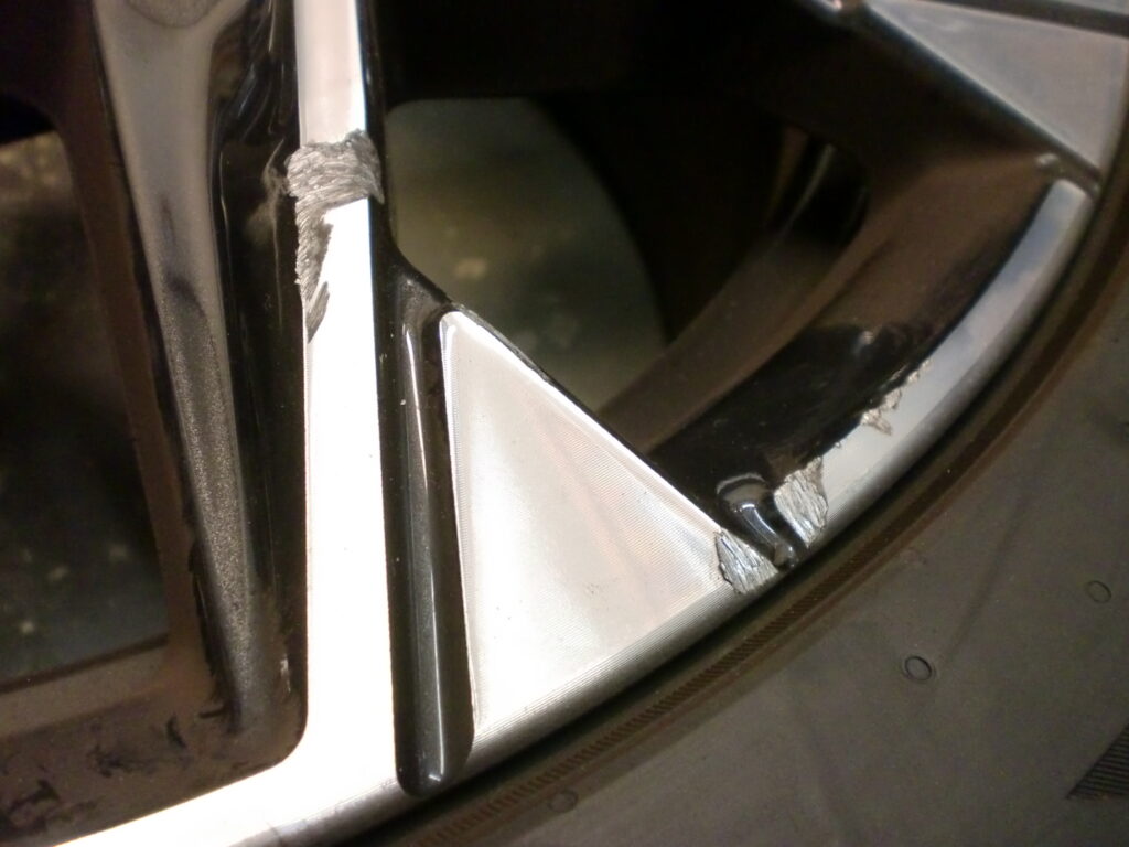 あきる野市　BMWポリッシュホイール傷修理