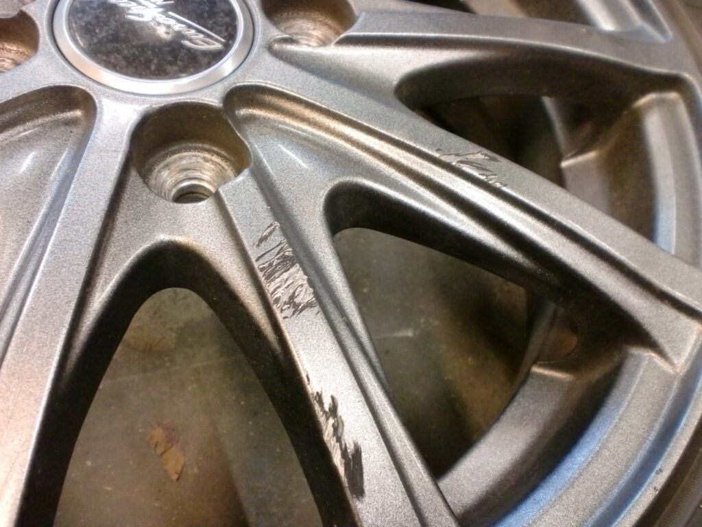 あきる野市 シルバー塗装ホイール傷修理