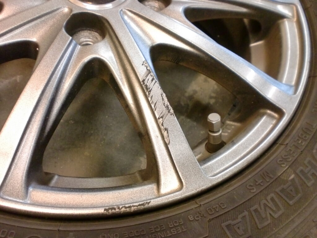 あきる野市 シルバー塗装ホイール傷修理