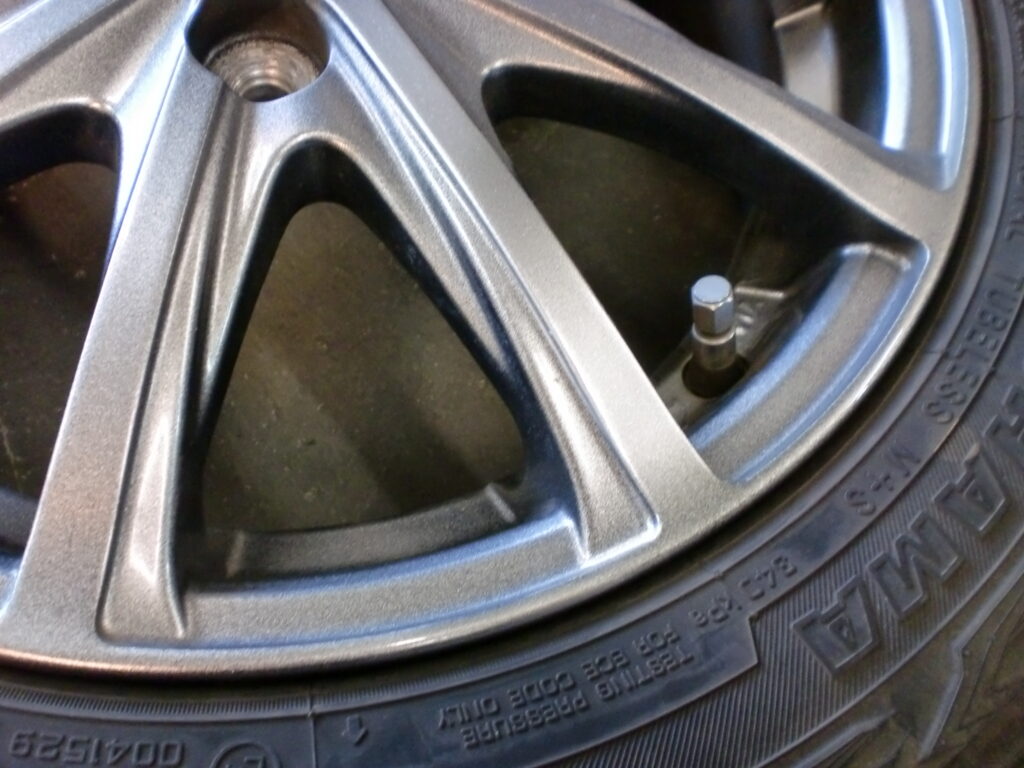 あきる野市 シルバー塗装ホイール傷修理