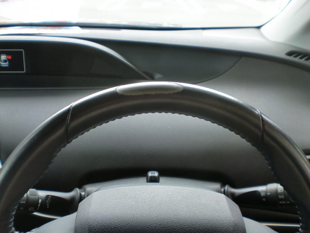 福生市　レザーステアリング剝がれ修理