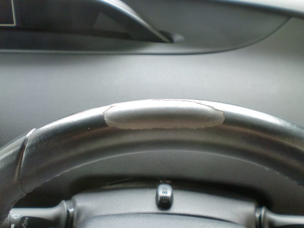 福生市　レザーステアリング剝がれ修理