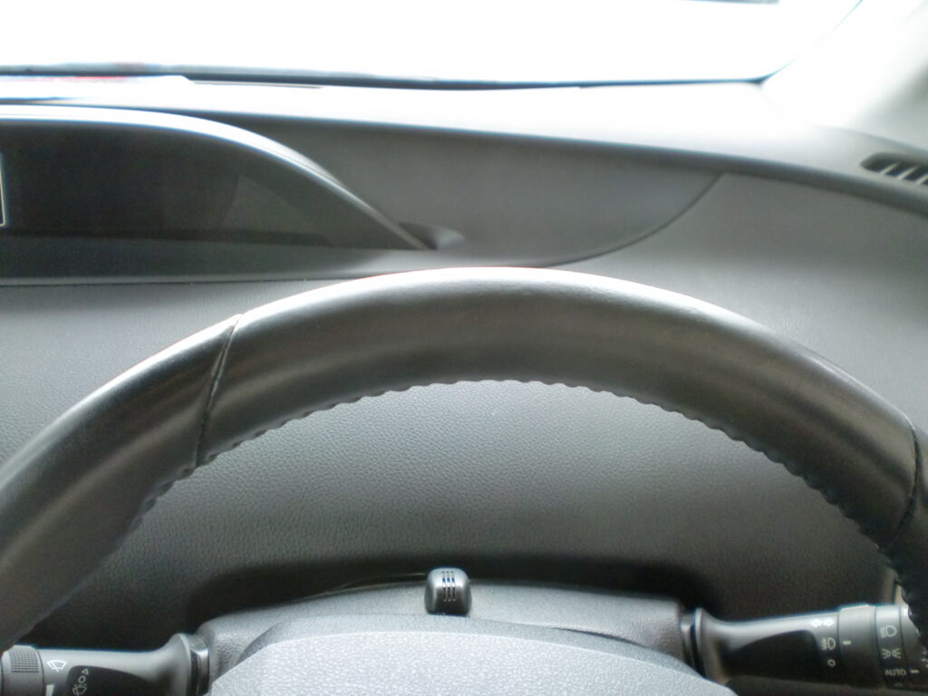 福生市　レザーステアリング剝がれ修理